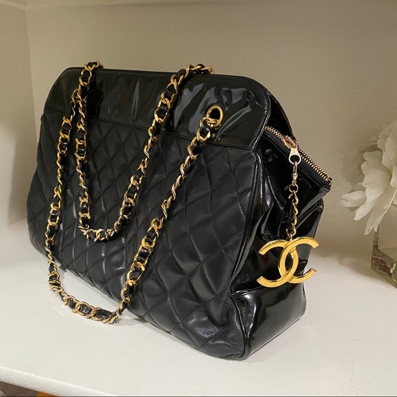 CHANEL Handbags - Chanel patent and lambskin chain shoulder bag ❤️